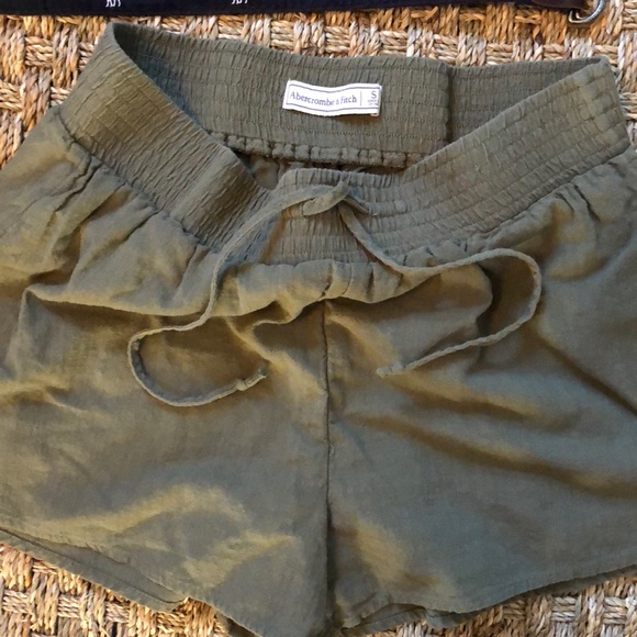 Abercrombie shorts with Abercrombie belt - Picture 3 of 5